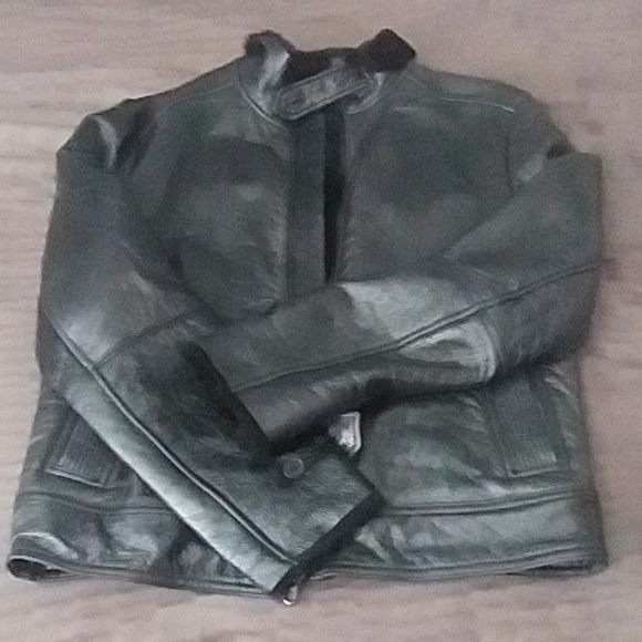 Kenneth Cole collection high patent bomber coat.Size 42 medium.